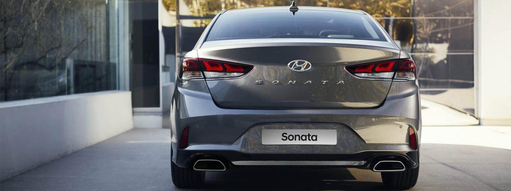 Hyundai Sonata MY18 exterior hero blade model 1920x720 v2 2